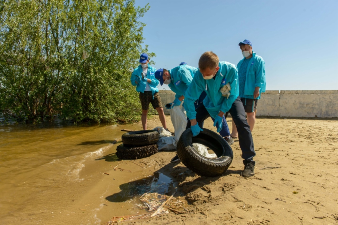 Freiwillige aus der Gazprom Transgaz Saratov reinigen das Flussbett der Wolga im Rahm der Öko-Aktion „Gewässerbette für Wasser“