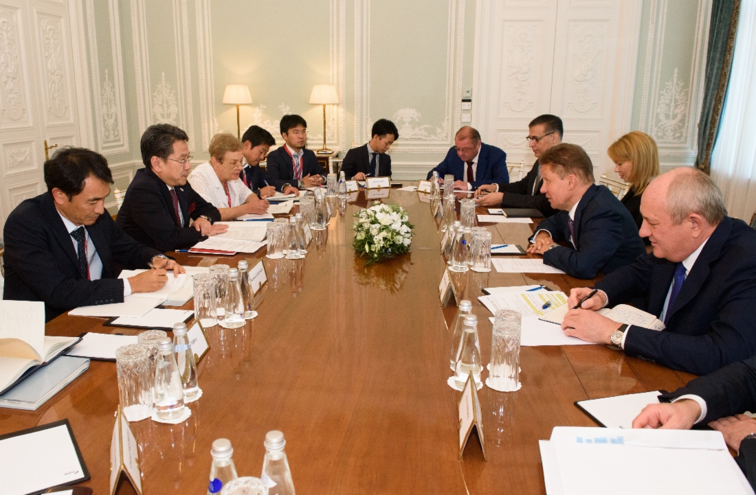 Arbeitstreffen zwischen Alexey Miller und dem Gouverneur der Japan Bank for International Cooperation (JBIC), Tadashi Maeda, im Rahmen des Petersburger Internationalen Wirtschaftsforums 2019