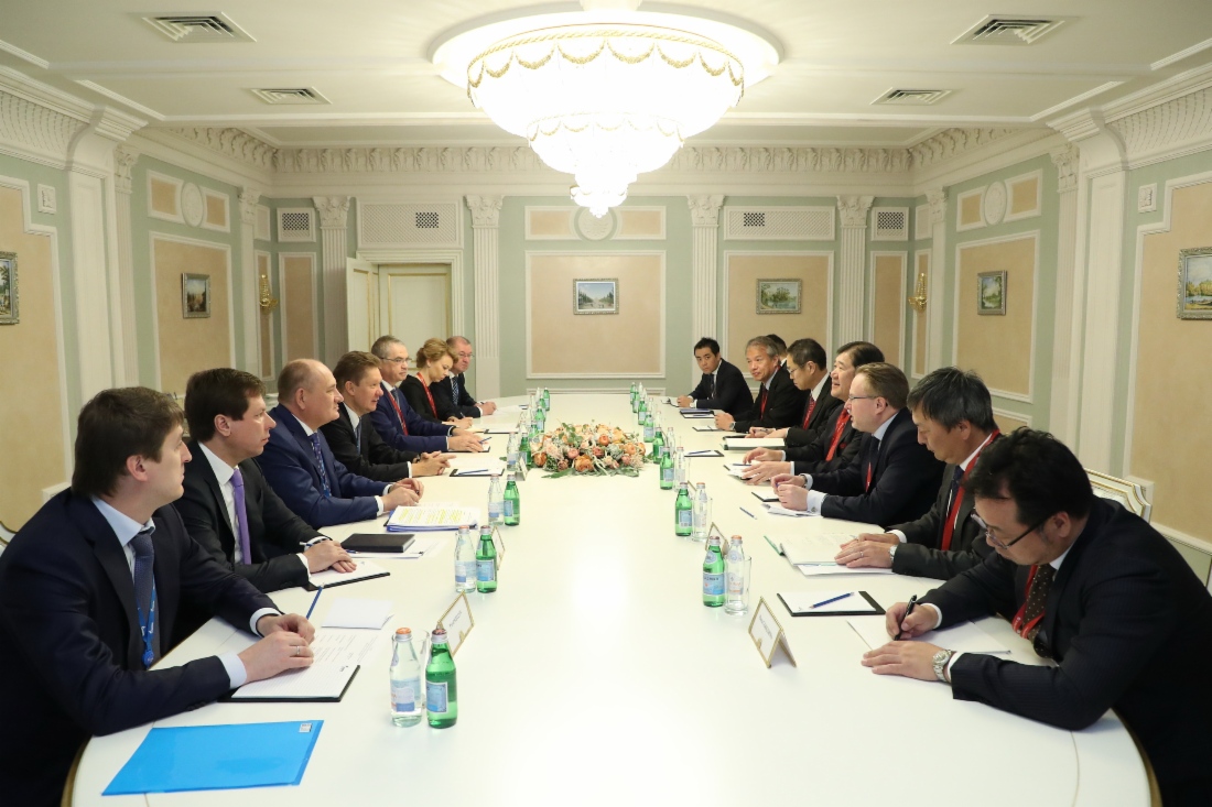Arbeitstreffen zwischen Alexey Miller und dem Präsidenten und CEO der Mitsui & Co., Ltd., Tatsuo Yasunaga, im Rahmen des Petersburger Internationalen Wirtschaftsforums 2018