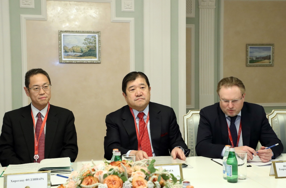 Der Präsident und CEO der Mitsui & Co., Ltd., Tatsuo Yasunaga (Mitte), während des Arbeitstreffens mit Alexey Miller im Rahmen des Petersburger Internationalen Wirtschaftsforums 2018