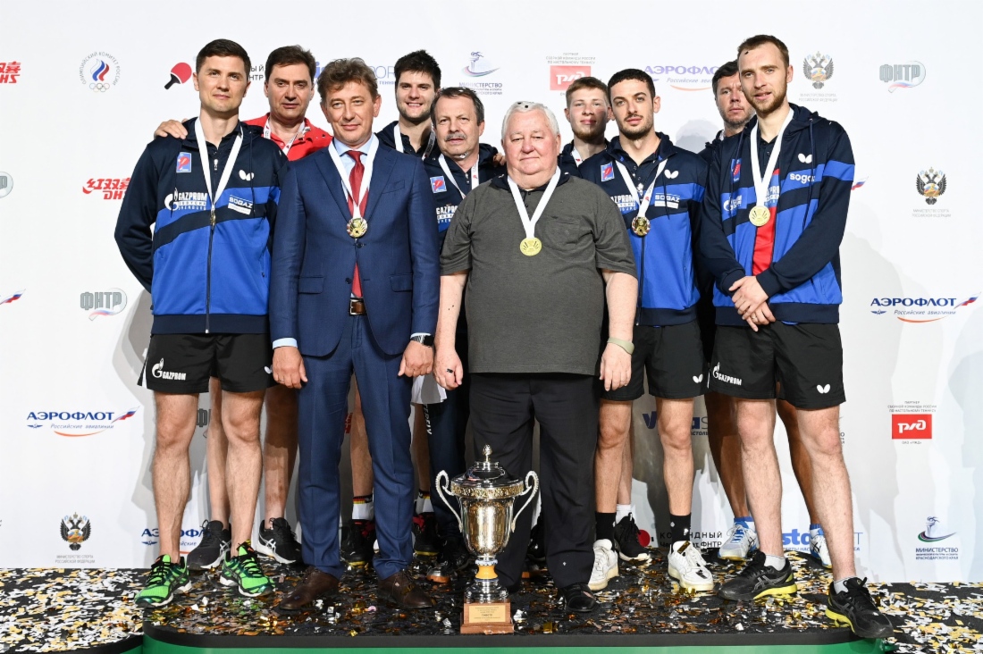 Leitung und Spieler des Vereins Fakel-Gazprom