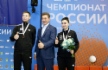 Präsident des Tischtennisklubs Fakel Gazprom und Generaldirektor der Gazprom Dobycha Orenburg, Oleg Nikolaev (Mitte), mit den Siegern der russischen Landesmeisterschaft Denis Ivonin und Elizabeth Abrahamyan