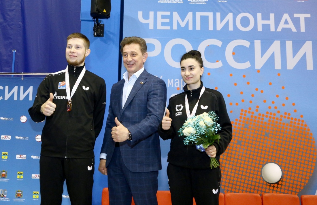 Präsident des Tischtennisklubs Fakel Gazprom und Generaldirektor der Gazprom Dobycha Orenburg, Oleg Nikolaev (Mitte), mit den Siegern der russischen Landesmeisterschaft Denis Ivonin und Elizabeth Abrahamyan