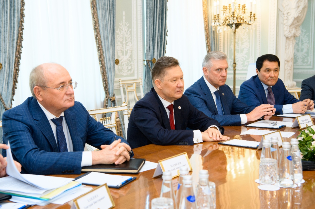 Arbeitstreffen zwischen Alexey Miller und dem Vorsitzenden des Ministerkabinetts der Kirgisischen Republik und dem Leiter der kirgisischen Präsidialverwaltung, Akylbek Japarov 
