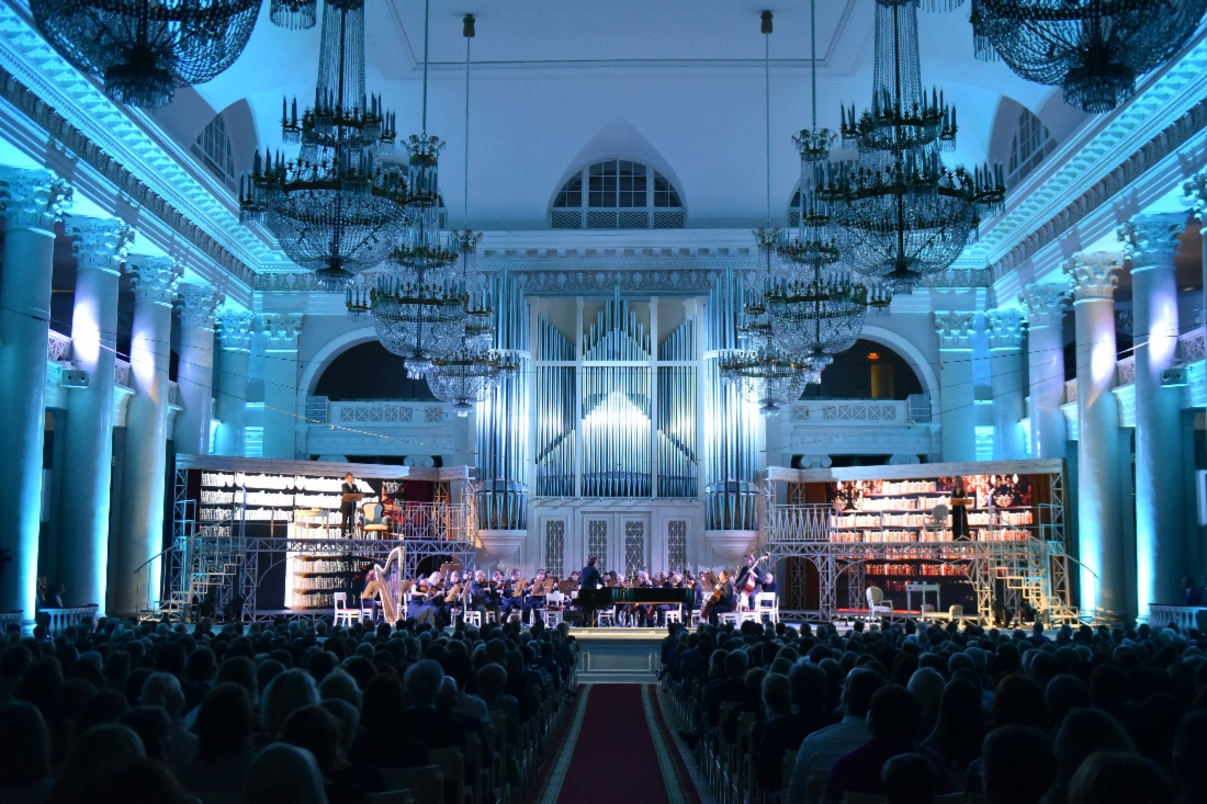 Im Großen Saal der Sankt Petersburger Schostakowitsch-Philharmonie fand die Musik- und Theateraufführung „Reichshauptstädte: Sankt Petersburg – Wien. Eine Symphonie in Briefen und Gedichten“ statt, eine neue Veranstaltung im Rahmen des gemeinsamen Kulturprojekts der PAO Gazprom und des österreichischen Konzerns OMV AG