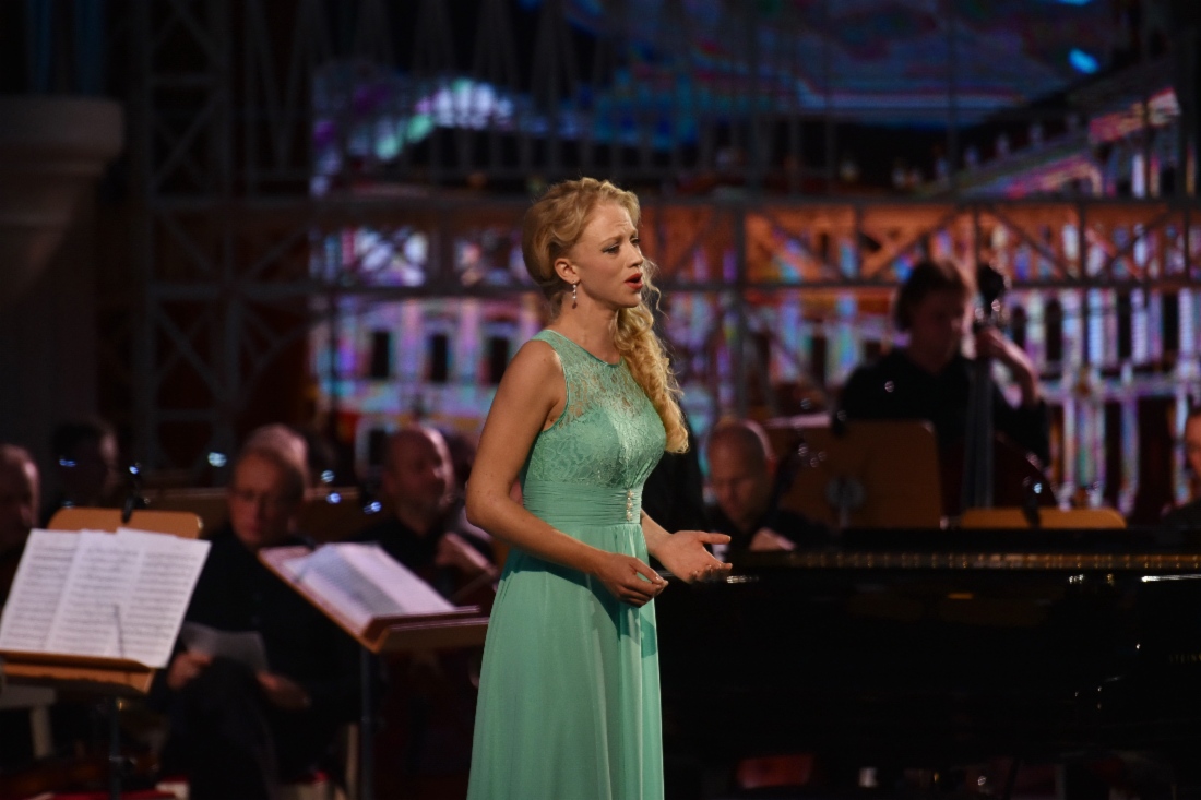 Im Großen Saal der Sankt Petersburger Schostakowitsch-Philharmonie fand die Musik- und Theateraufführung „Reichshauptstädte: Sankt Petersburg – Wien. Eine Symphonie in Briefen und Gedichten“ statt, eine neue Veranstaltung im Rahmen des gemeinsamen Kulturprojekts der PAO Gazprom und des österreichischen Konzerns OMV AG