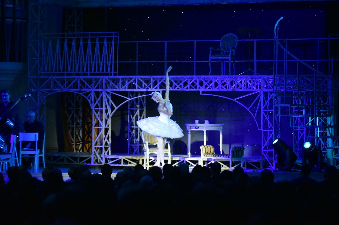 Im Großen Saal der Sankt Petersburger Schostakowitsch-Philharmonie fand die Musik- und Theateraufführung „Reichshauptstädte: Sankt Petersburg – Wien. Eine Symphonie in Briefen und Gedichten“ statt, eine neue Veranstaltung im Rahmen des gemeinsamen Kulturprojekts der PAO Gazprom und des österreichischen Konzerns OMV AG