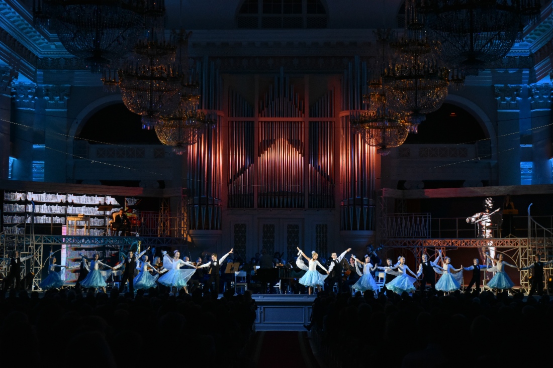 Im Großen Saal der Sankt Petersburger Schostakowitsch-Philharmonie fand die Musik- und Theateraufführung „Reichshauptstädte: Sankt Petersburg – Wien. Eine Symphonie in Briefen und Gedichten“ statt, eine neue Veranstaltung im Rahmen des gemeinsamen Kulturprojekts der PAO Gazprom und des österreichischen Konzerns OMV AG