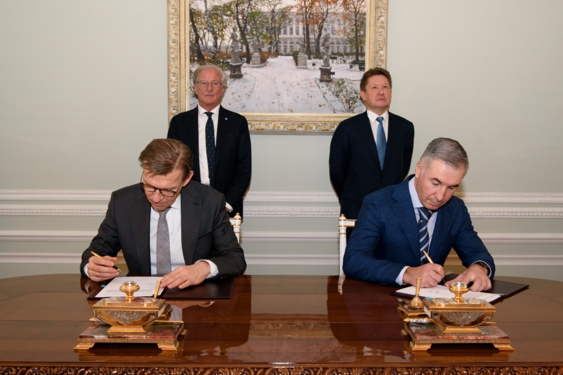 Jürgen Nowicki und Kirill Seleznev bei der Unterzeichnung, hinten: Wolfgang Reitzle und Alexey Miller