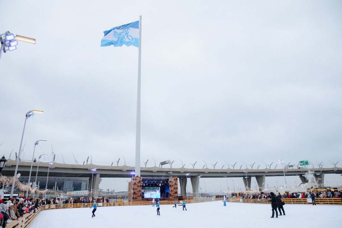 Gazprom eröffnete in Sankt Petersburg die weltweit größte Eislauffläche