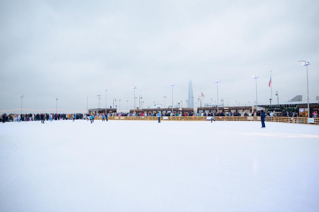 Gazprom eröffnete in Sankt Petersburg die weltweit größte Eislauffläche
