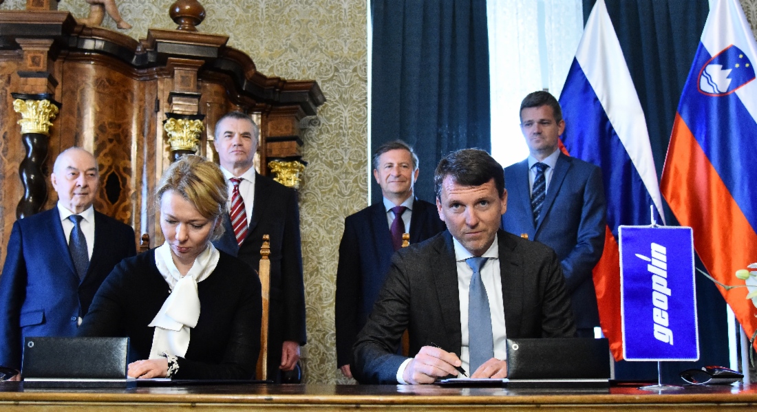 Alexander Medvedev, die Generaldirektorin der Gazprom Export, Elena Burmistrova (vorne links), und der Vorstandsvorsitzende der Geoplin d.o.o. Ljubljana, Bostjan Napast (vorne rechts), nahmen an Feierlichkeiten in Ljubljana teil, die dem Abschluss des mittelfristigen Vertrages zu Erdgaslieferungen nach Slowenien gewidmet waren. Foto: Tamino Petelinšek/Slovenian, Press Agency Source: Slovenian Ministry of Foreign Affairs