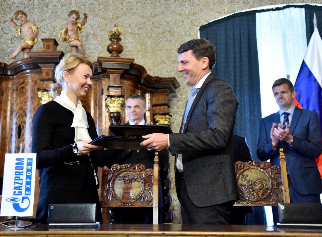 Alexander Medvedev (Mitte), die Generaldirektorin der Gazprom Export, Elena Burmistrova (links), und der Vorstandsvorsitzende der Geoplin d.o.o. Ljubljana, Bostjan Napast (rechts), nahmen an Feierlichkeiten in Ljubljana teil, die dem Abschluss des mittelfristigen Vertrages zu Erdgaslieferungen nach Slowenien gewidmet waren. Foto: Tamino Petelinšek/Slovenian, Press Agency Source: Slovenian Ministry of Foreign Affairs
