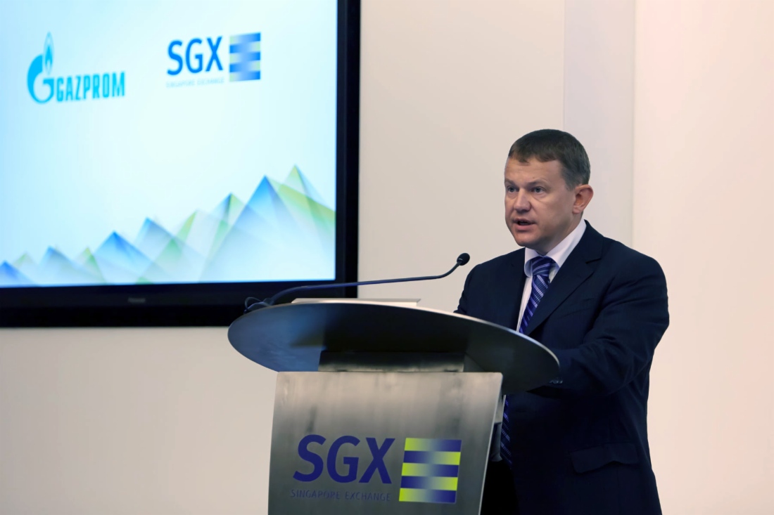 Andrey Kruglov spricht bei der offiziellen Gazprom-Listing-Zeremone an der Singapore Exchange