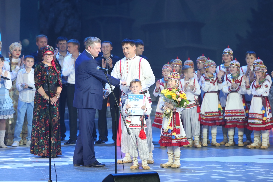 Das Ensemble Schurampus (OAO Gazprom Transgaz Nizhny Novgorod) gewann den Grand Prix in der Gruppe 5 bis 10 Jahre