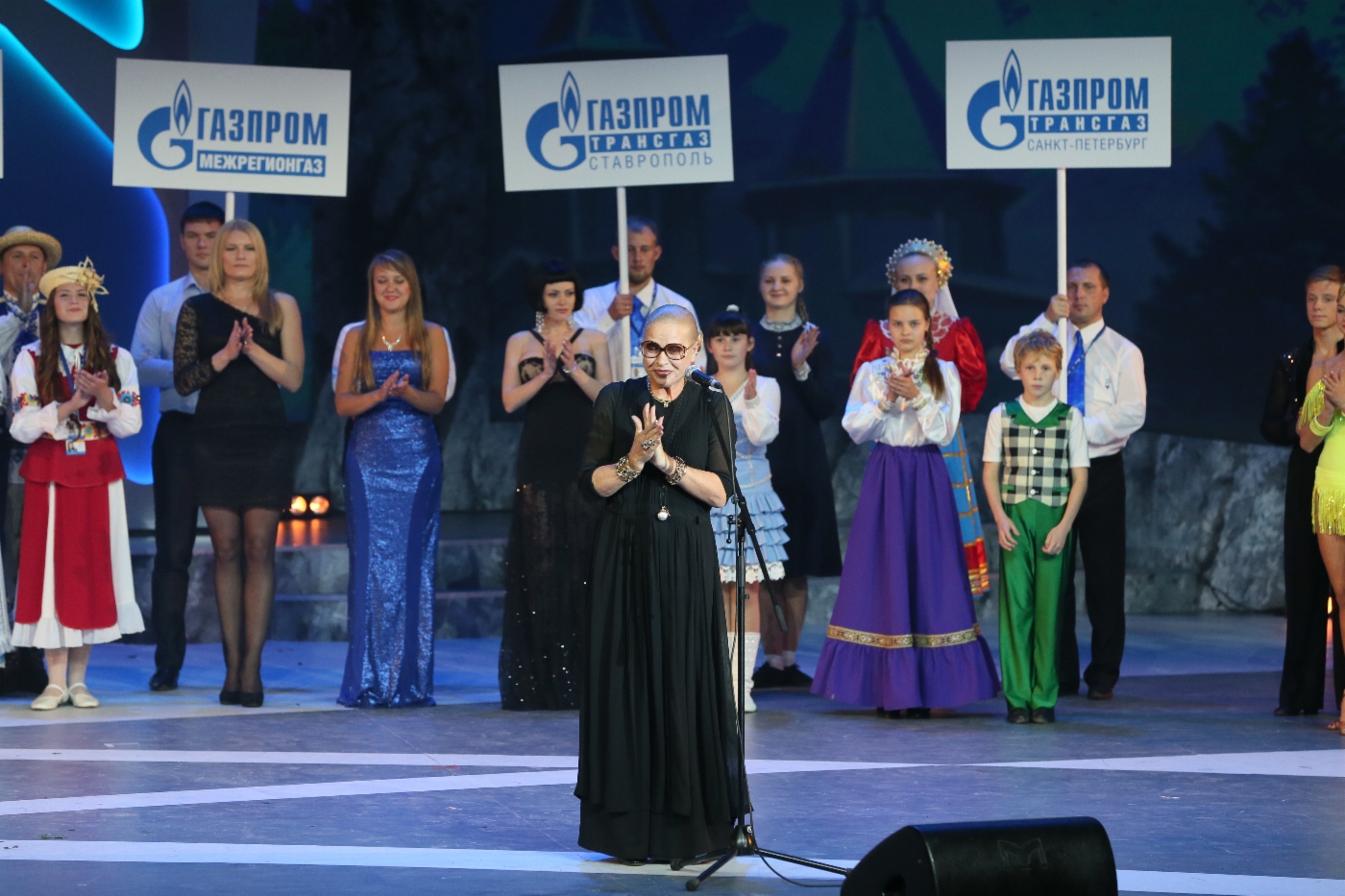 Alexandra Permyakova, Vorsitzende der Jury des Festivals, Volkskünstlerin der Russischen Föderation, Leiterin des Staatlichen Akademischen Russischen Volkschors M.E. Pjatnizkij gratulierte den Teilnehmern und Gästen zur Eröffnung des Festivals Fackel