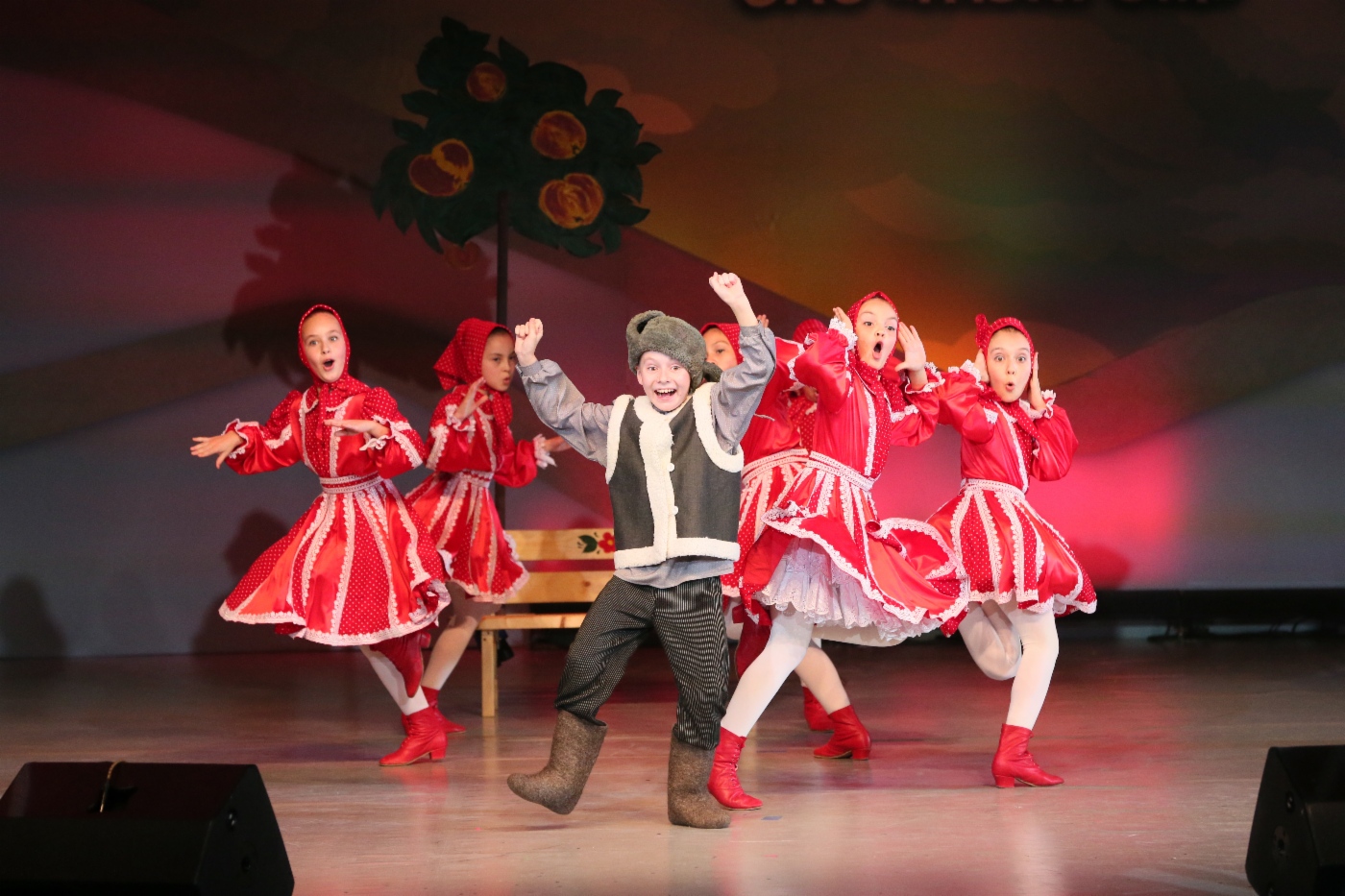 Choreographisches Kinderensemble Jagodka (OOO Gazprom Transgaz Moscow), 1. Platz in der Kategorie Volkschoreographie (Kinder 5 bis 10 Jahre)