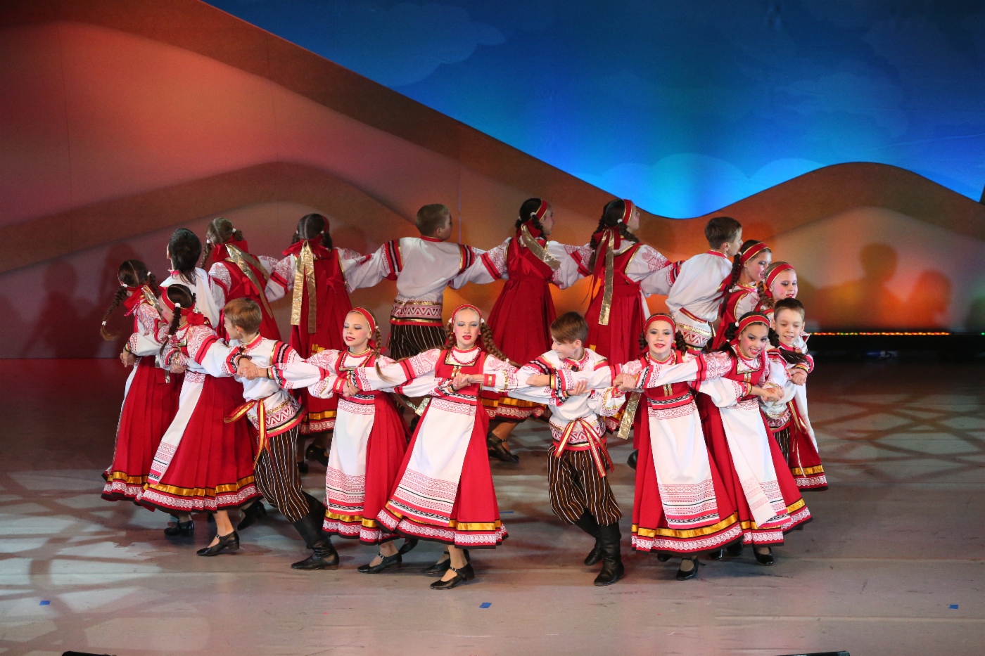 Volkstanzstudio Wolga- Morgenröte (OOO Gazprom Dobycha Astrakhan), 1. Platz in der Kategorie Volkschoreographie (Kinder 11 bis 16 Jahre)