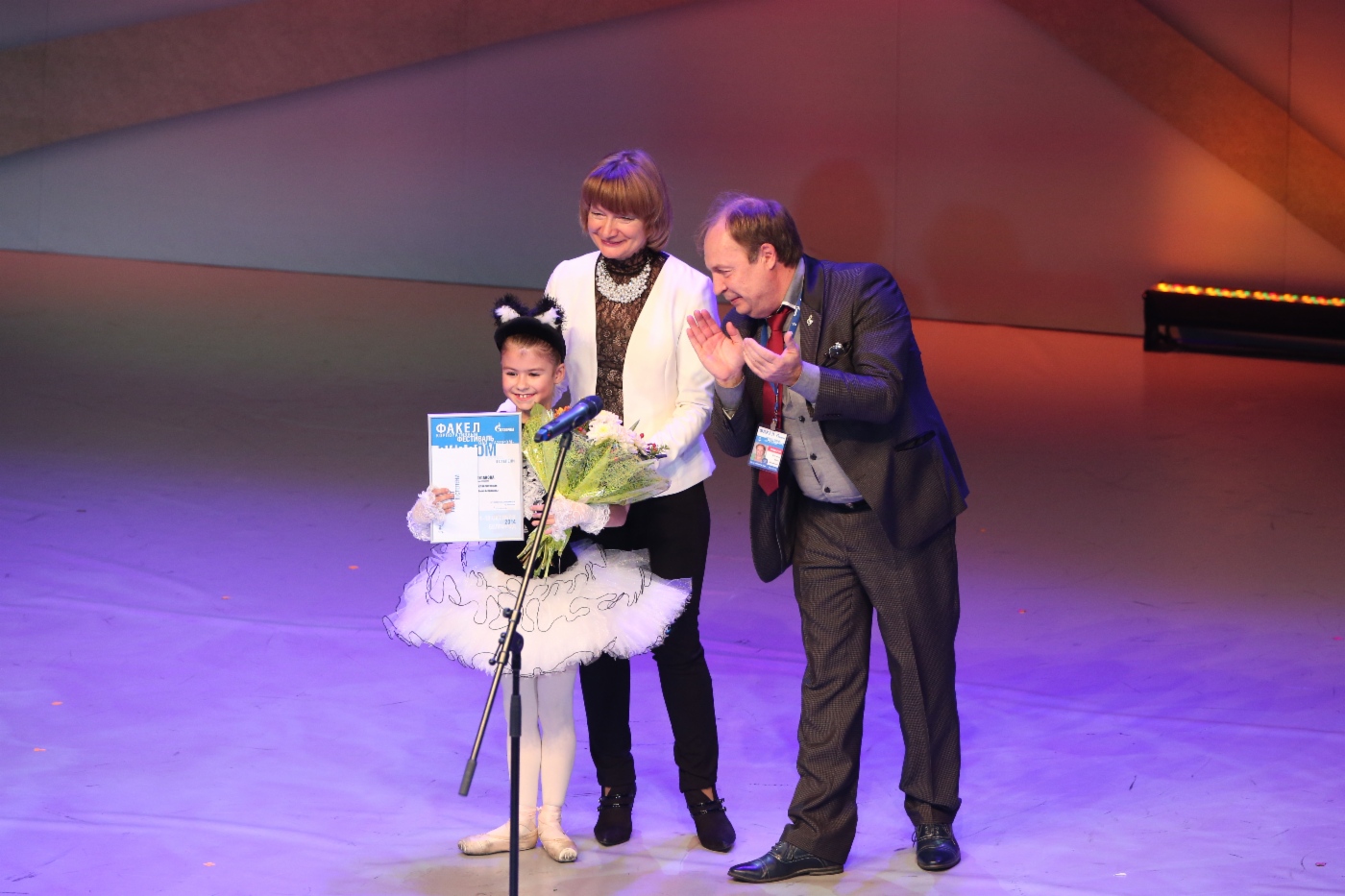 Inna Stepanova (im Vordergrund, OOO Gazprom Dobycha Astrakhan) und Juroren Olga Yudakhina und Ivan Zhiganov, 2. Platz in der Kategorie Klassische Choreographie