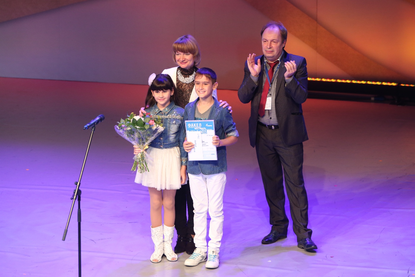 Duett Dendi (im Vordergrund, OOO Gazprom Dobycha Astrakhan) und Juroren Olga Yudakhina und Ivan Zhiganov, 2. Platz in der Kategorie Bühnengesang