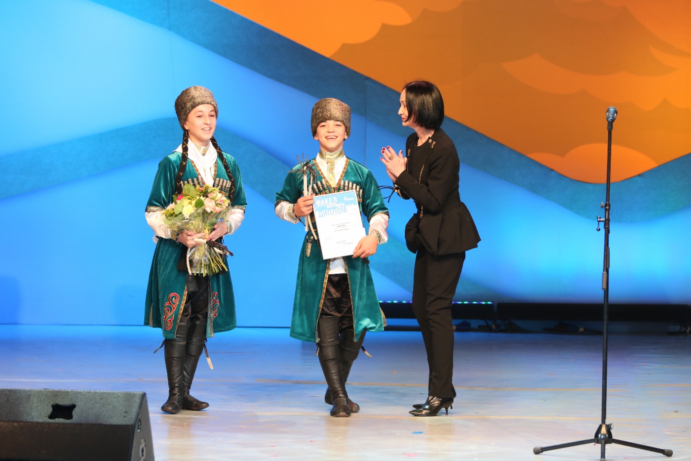 Jurorin Gyuzel Apanaeva und Choreographisches Kinderensemble Sari Kum (OOO Gazprom Transgaz Makhachkala), 1. Platz in der Kategorie Volkschoreographie 