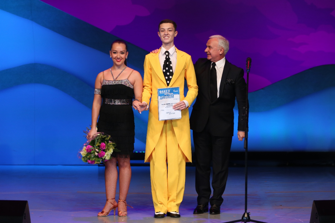 Juror Stanislav Popov (rechts) und Marsel Ishnazarov und Isabel Yusupova (OOO Gazprom Dobycha Astrakhan), 3. Platz in der Kategorie Ballchoreographie 