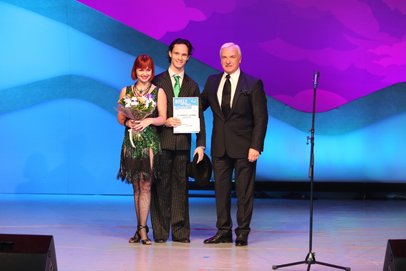 Juror Stanislav Popov (rechts) und Nikolay Alexeev und Valeria Zakharova (OOO Gazprom Transgaz Nizhny Novgorod), 2. Platz in der Kategorie Ballchoreographie 