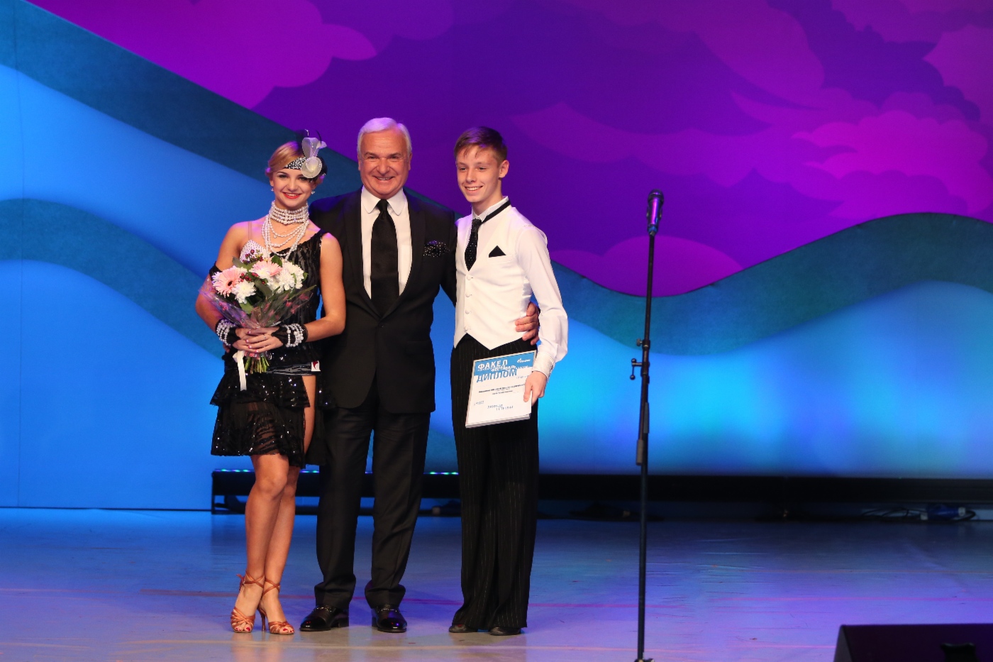 Juror Stanislav Popov (in der Mitte) und Vladimir Timofeev und Vasilisa Shirobokova (OOO Gazprom Transgaz Saint Petersburg), 1. Platz in der Kategorie Ballchoreographie 