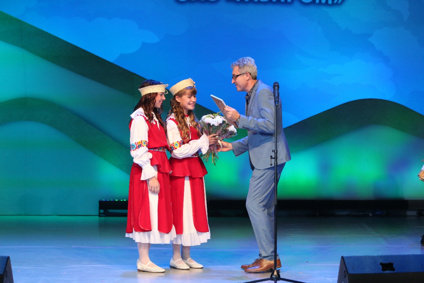 Juror Semen Milshtein und Kinderinstrumentalensemble der Hackbrettspieler (OAO Gazprom Transgaz Belarus), 1. Platz in der Kategorie Instrumentalmusik