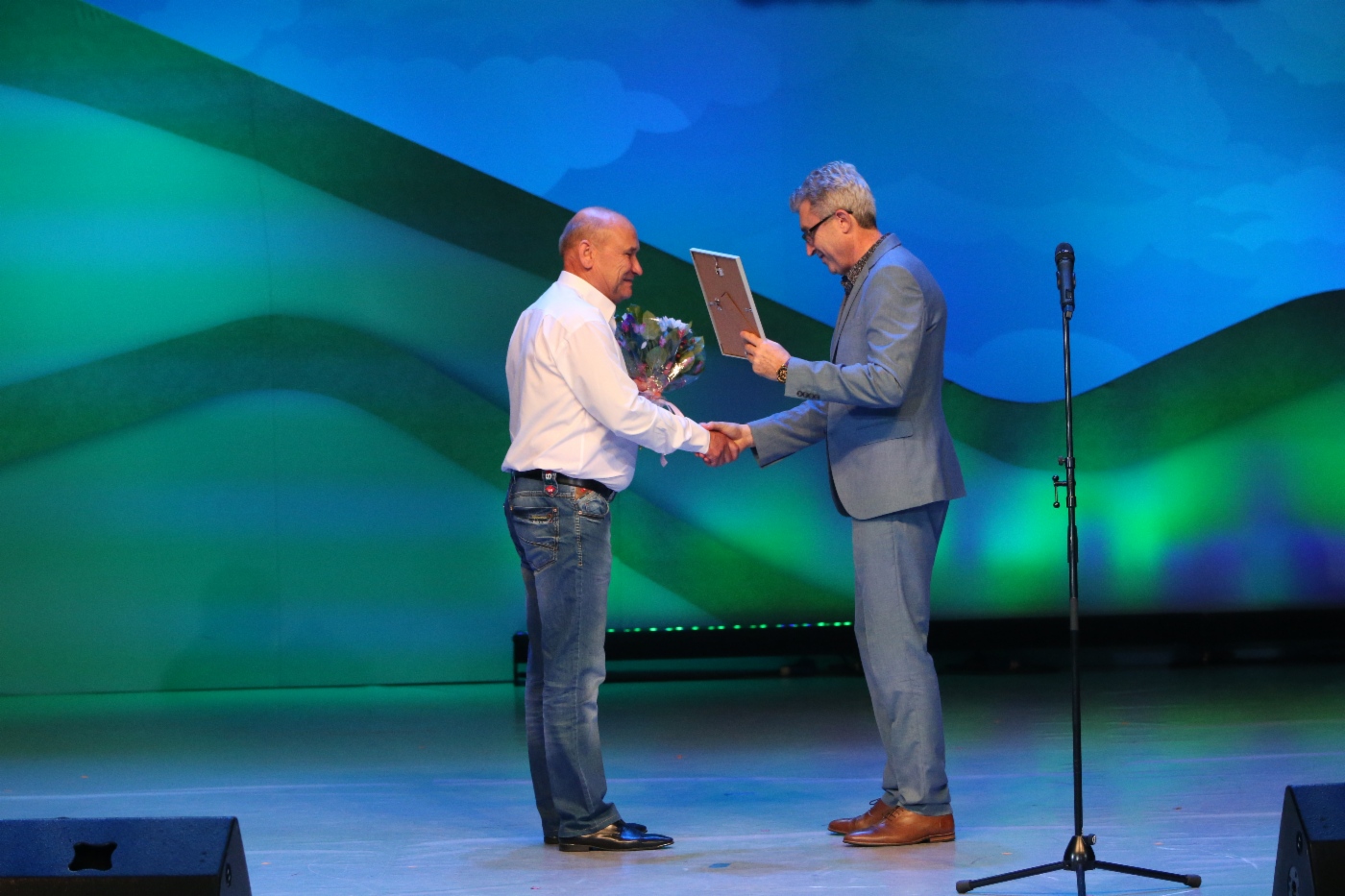 Juror Semen Milshtein (rechts) und Mikhail Burmistrov (OOO Gazprom Transgaz Volgograd), 3. Platz in der Kategorie Instrumentalmusik