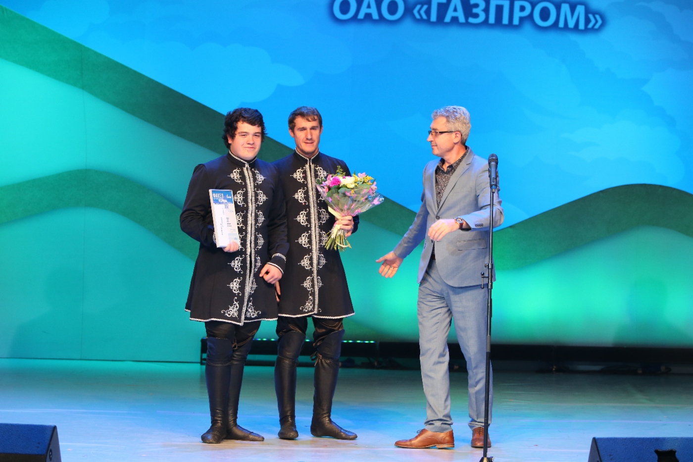 Juror Semen Milshtein (rechts) und Trommlerensemble Land der Berge (OOO Gazprom Transgaz Makhachkala), 3. Platz in der Kategorie Instrumentalmusik