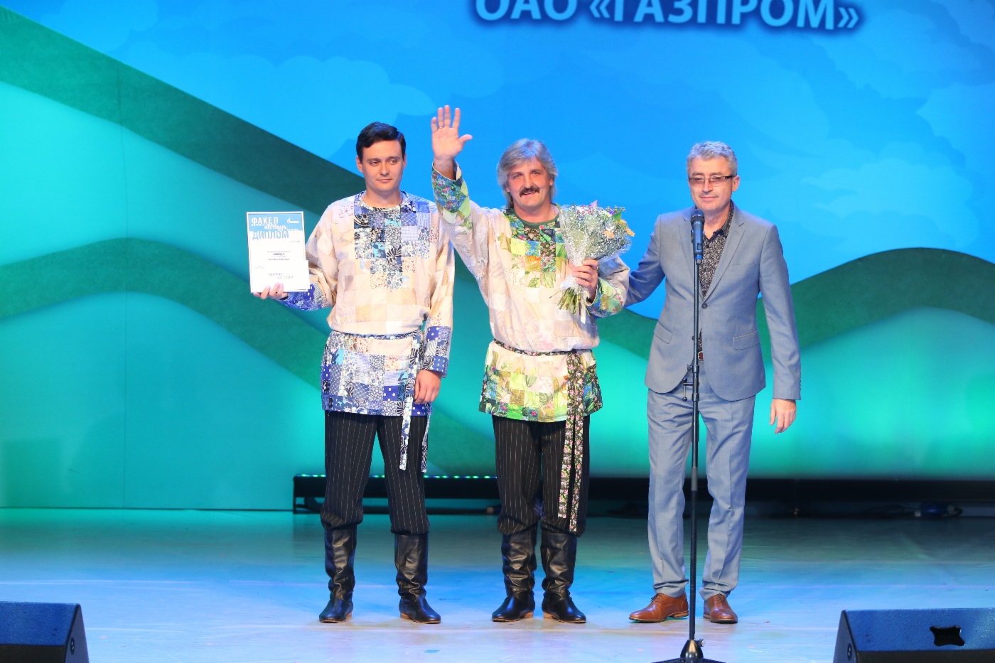 Juror Semen Milshtein (rechts) und Volksinstrumentenensemble Sloboda, 3. Platz in der Kategorie Instrumentalmusik