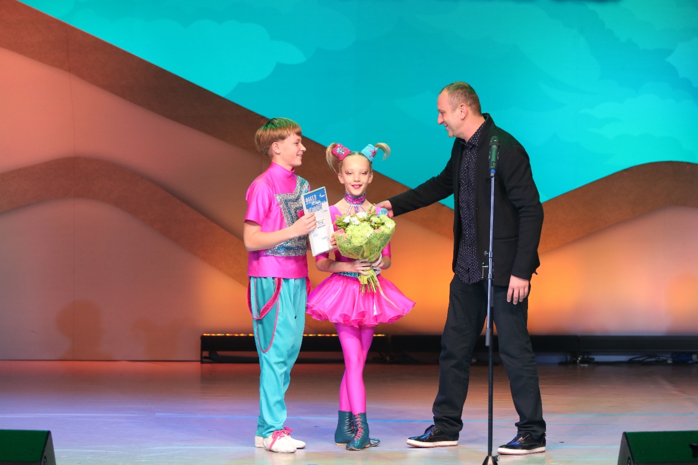 Juror Sergey Korginov und Mustergültiges Ensemble VIS-A-VIS (OAO Gazprom Transgaz Belarus), 3. Platz in der Kategorie Bühnenchoreographie 