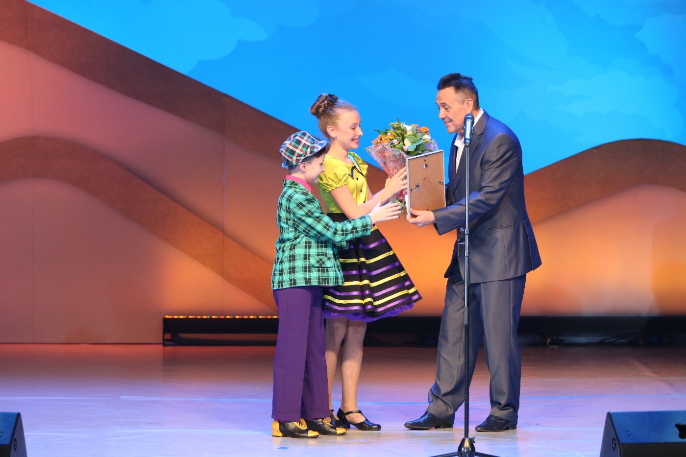 Juror Renat Ibragimov und Gesangsensemble Kamerton (OOO Gazprom Transgaz Volgograd), 2. Platz in der Kategorie Bühnengesang 