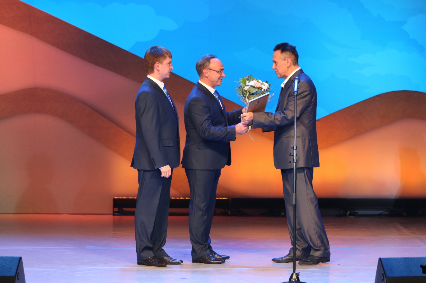 Juror Renat Ibragimov und Männergesangsensemble Bravissimo (OOO Gazprom Dobycha Orenburg), 1. Platz in der Kategorie Akademischer Gesang
