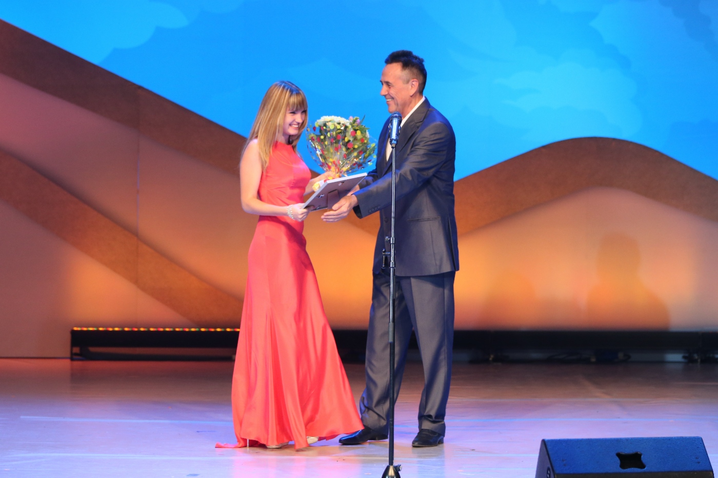 Juror Renat Ibragimov und Ekaterina Sergunina (OOO Gazprom Dobycha Astrakhan), 1. Platz in der Kategorie Jazzgesang 