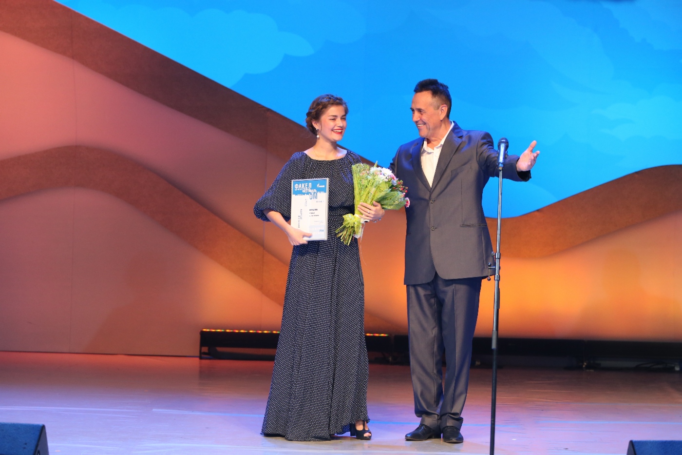 Juror Renat Ibragimov und Angelina Kukushkina (OOO Gazprom Transgaz Saint Petersburg), 3. Platz in der Kategorie Bühnengesang 