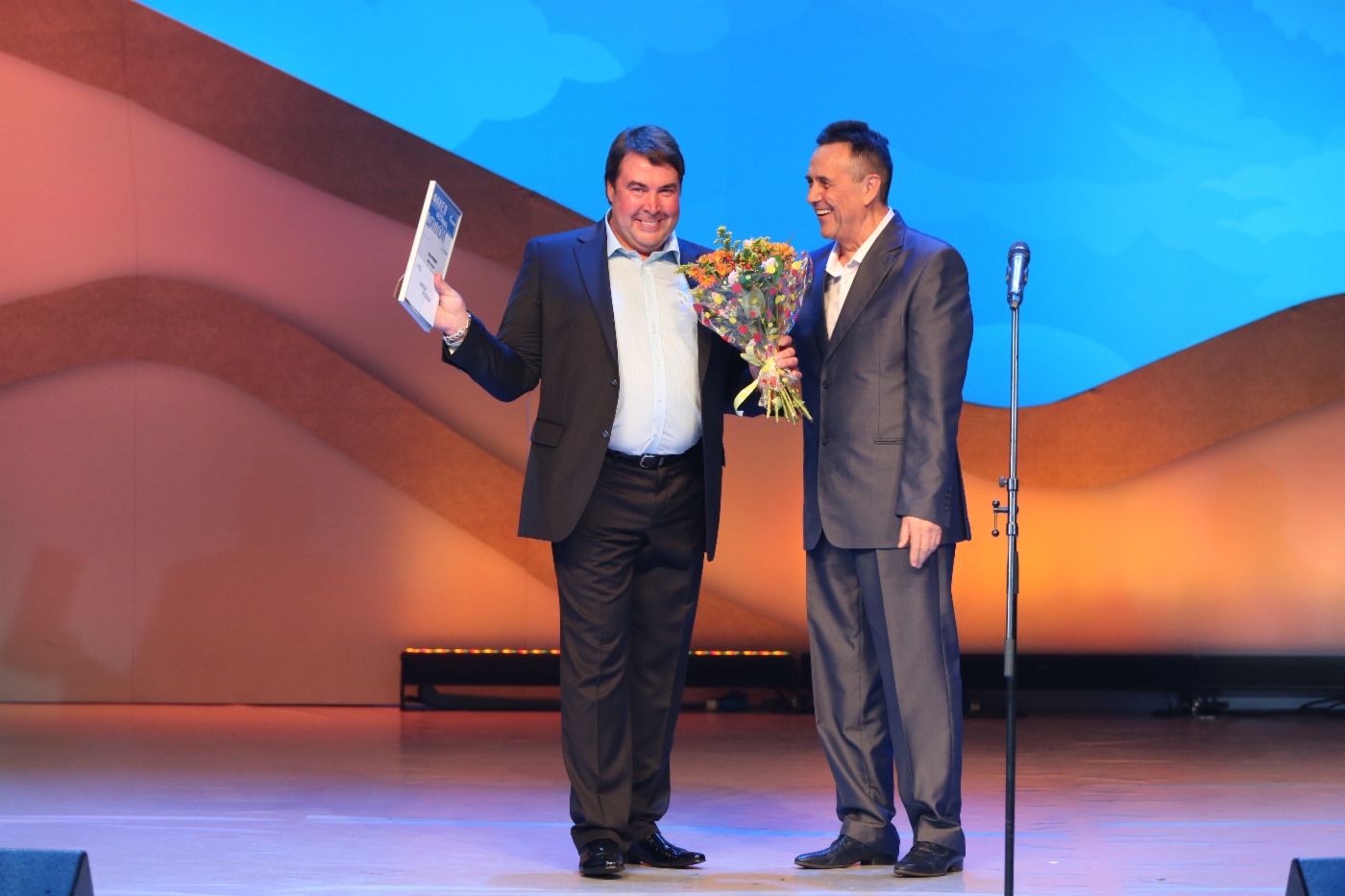 Juror Renat Ibragimov (rechts) und Igor Chernikov (OOO Gazprom Transgaz Moscow), 3. Platz in der Kategorie Bühnengesang 