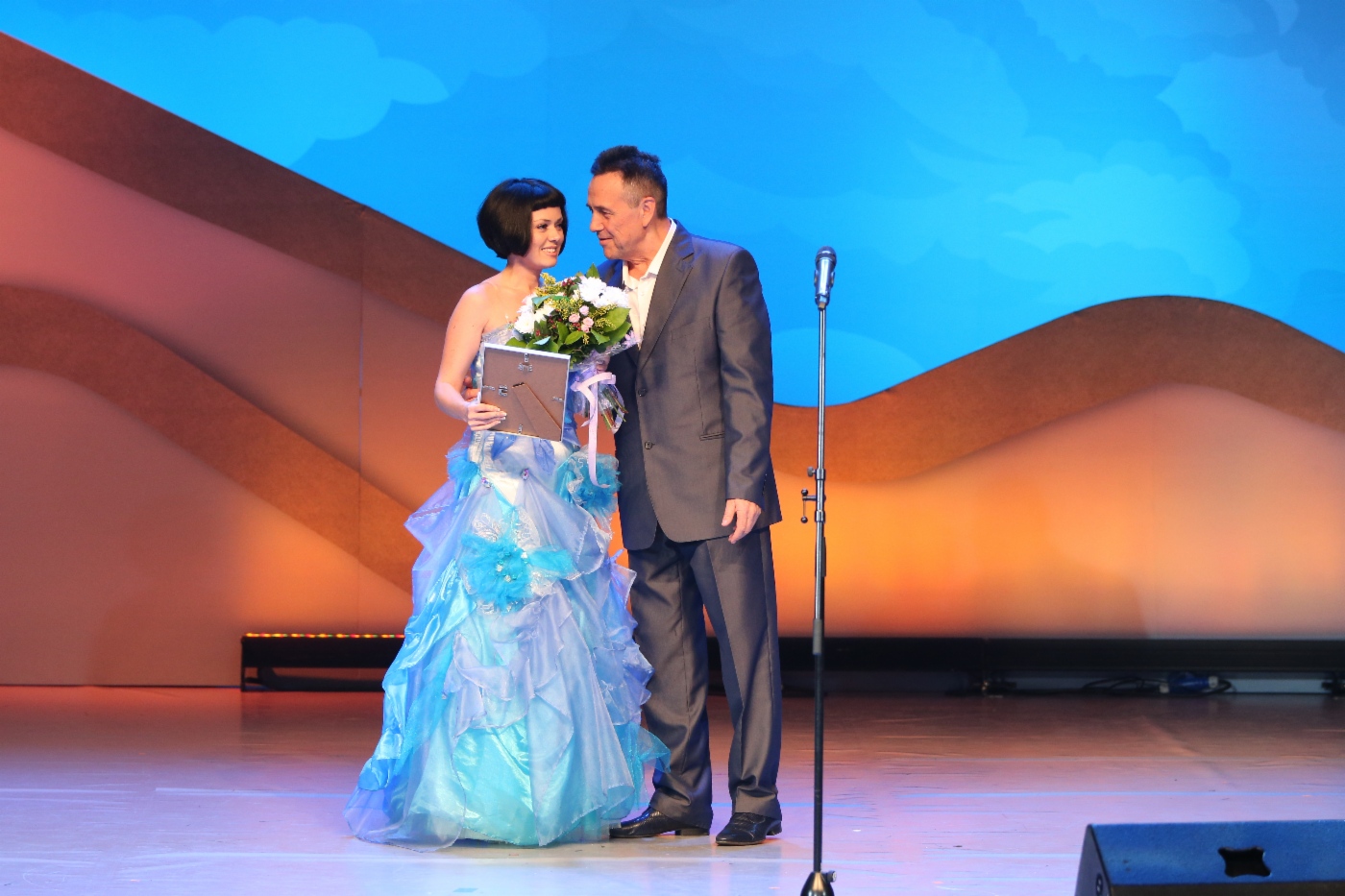 Juror Renat Ibragimov und Marina Kurkina (OOO Gazprom Mezhregiongaz), 2. Platz in der Kategorie Bühnengesang 