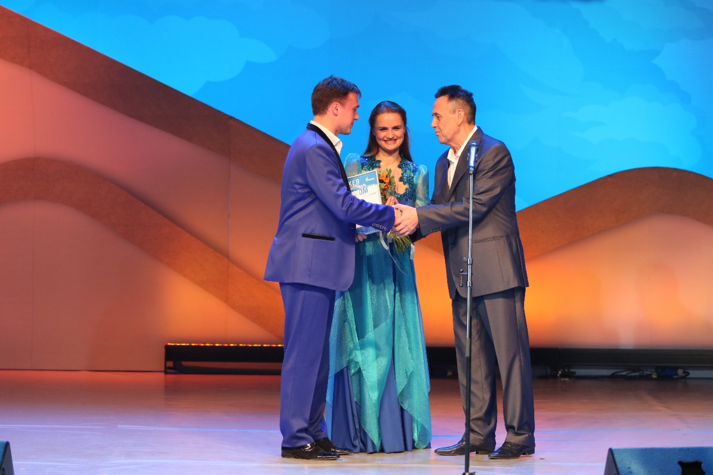 Renat Ibragimov (rechts) und Gesangsensemble „NOTA BENE“ (OAO Gazprom Transgaz Belarus), 1. Platz in der Kategorie Bühnengesang 