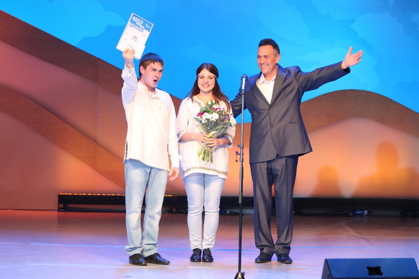 Renat Ibragimov (rechts) und Gesangsgruppe Aljans (OOO Gazprom Dobycha Orenburg), 1. Platz in der Kategorie Bühnengesang 