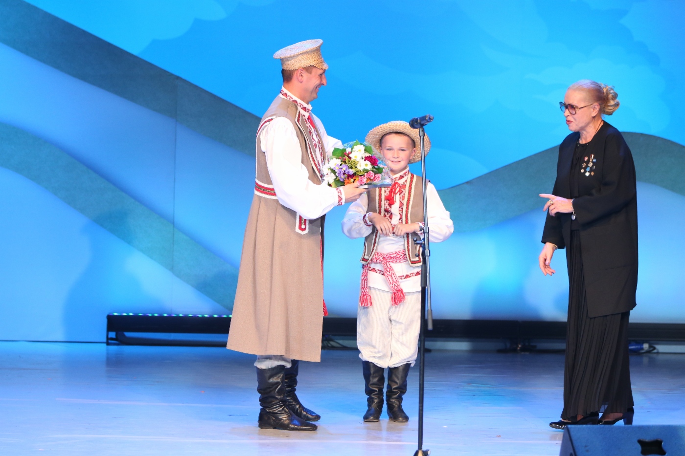Vorsitzende der Jury Alexandra Permyakova und Ensemble Susorje (OAO Gazprom Transgaz Belarus), 3. Platz in der Kategorie Folklore