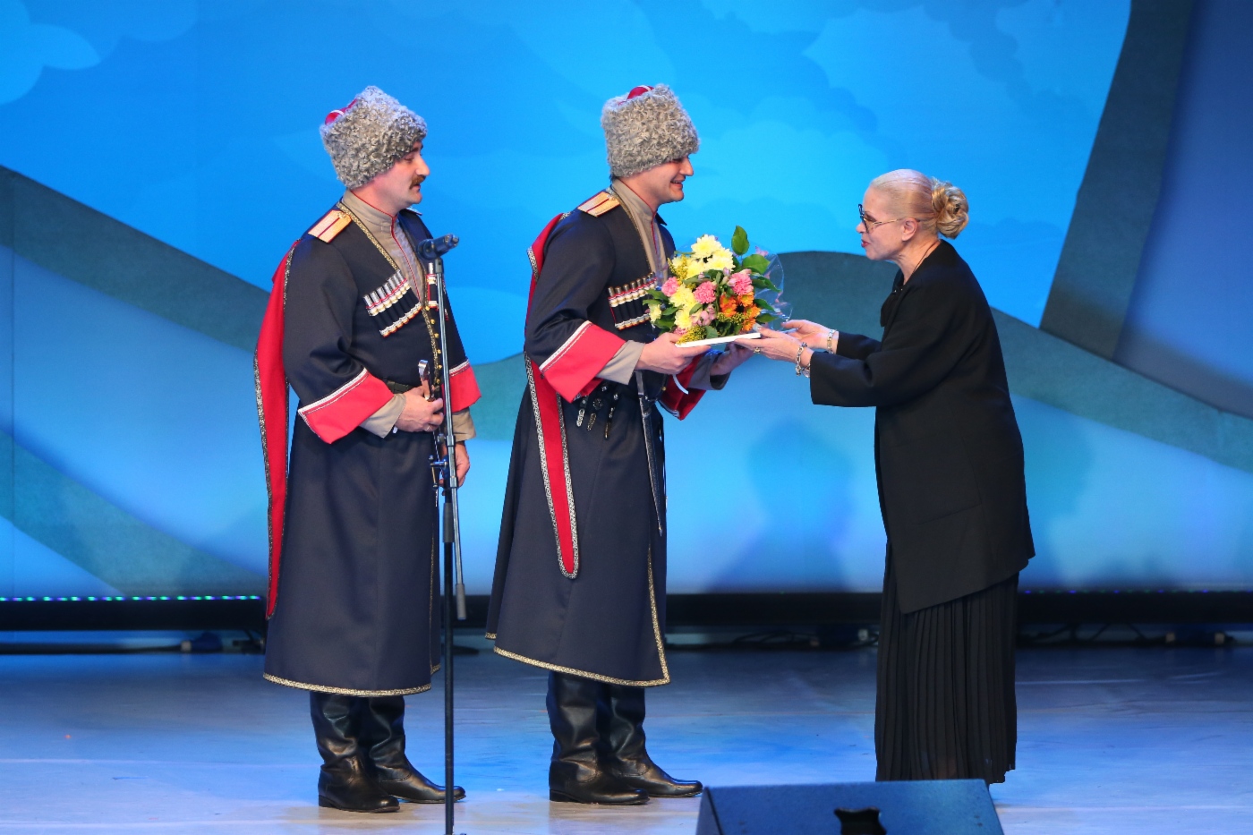 Vorsitzende der Jury Alexandra Permyakova und Gesangsensemble Stimmen Der Waldgegend (OAO Gazprom Transgaz Belarus), 3. Platz in der Kategorie Volksgesang 