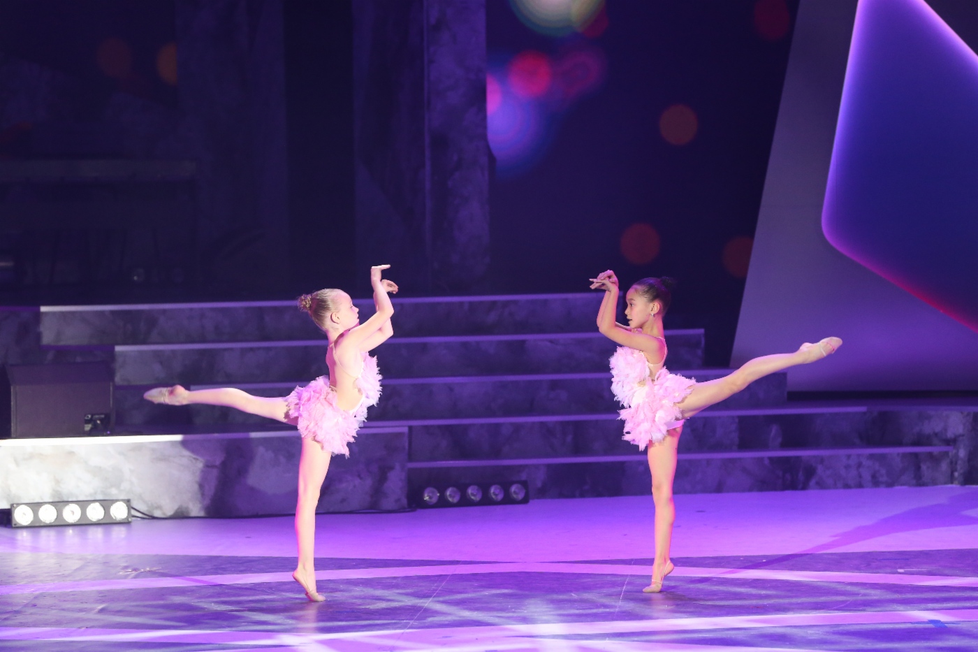 Darbietung des Duetts Flamingo (OOO Gazprom Dobycha Orenburg, 1. Platz in der Kategorie Bühnenchoreographie), während der Abschlusszeremonie