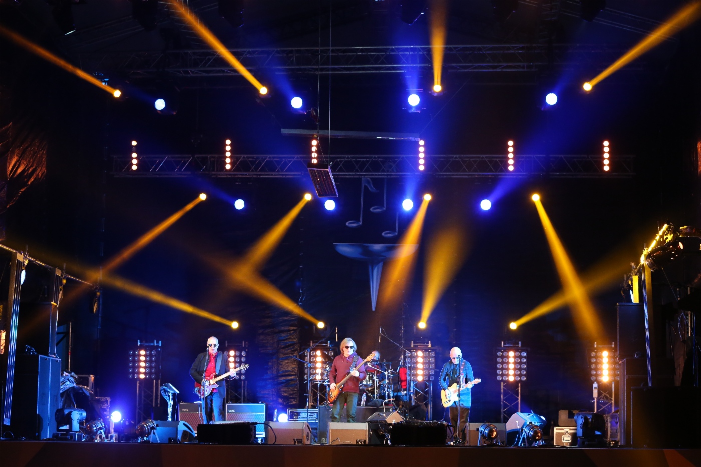 Das Festival Fackel in Belgorod klang mit einem grandiosen Freiluftkonzert russischer Schlagerstars auf dem Kathedralenplatz der Stadt aus