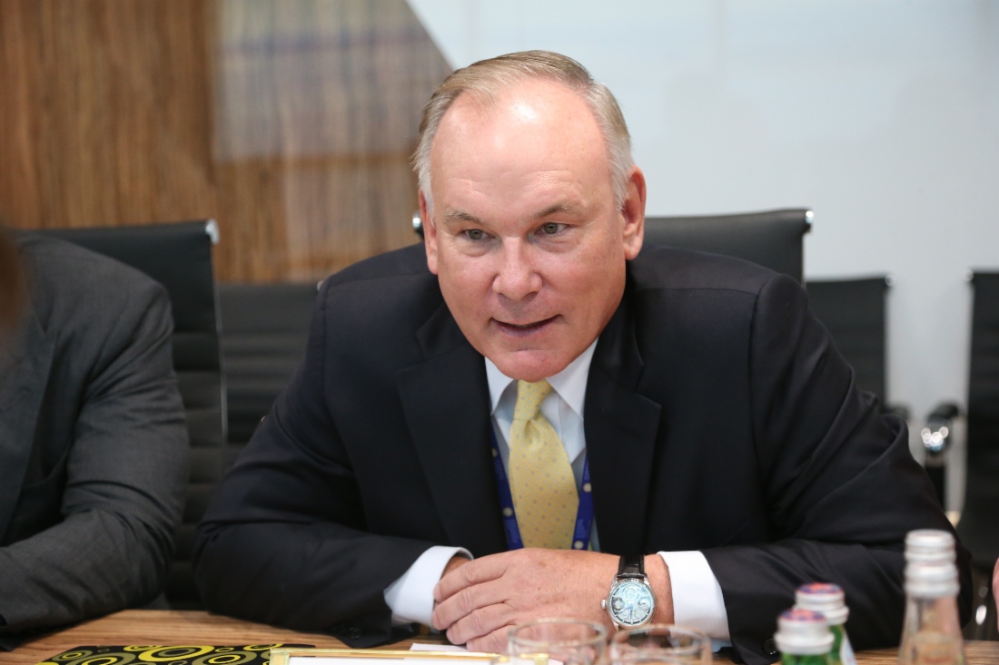Präsident der PricewaterhouseCoopers International Limited, Dennis Nally, während des Arbeitstreffens mit Alexey Miller