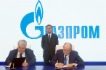 Im Rahmen des VIII. Petersburger Internationalen Gasforums unterzeichneten der stellvertretende Generaldirektor des Raumfahrt-Staatskonzerns Roscosmos, Mikhail Khaylov, und Vitaly Markelov im Beisein von Alexey Miller (hinten) eine Vereinbarung zur Zusammenarbeit