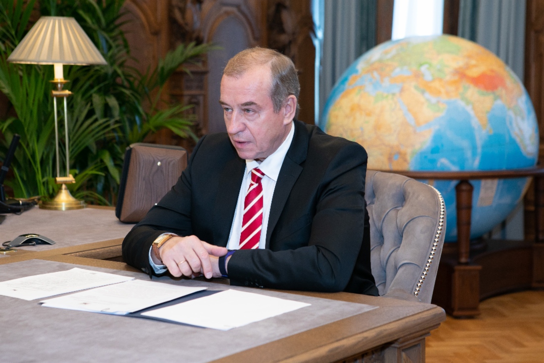 Der Gouverneur des Verwaltungsgebietes Irkutsk, Sergey Levchenko, während des Arbeitstreffens mit Alexey Miller