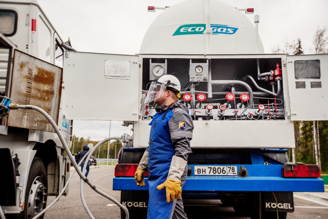 Technik wird von einem Betankungsfahrzeug für Kryogas betankt