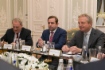 Vorstandsmitglied der Royal Dutch Shell, Maarten Wetselaar (rechts), während des Arbeitstreffens mit Alexey Miller